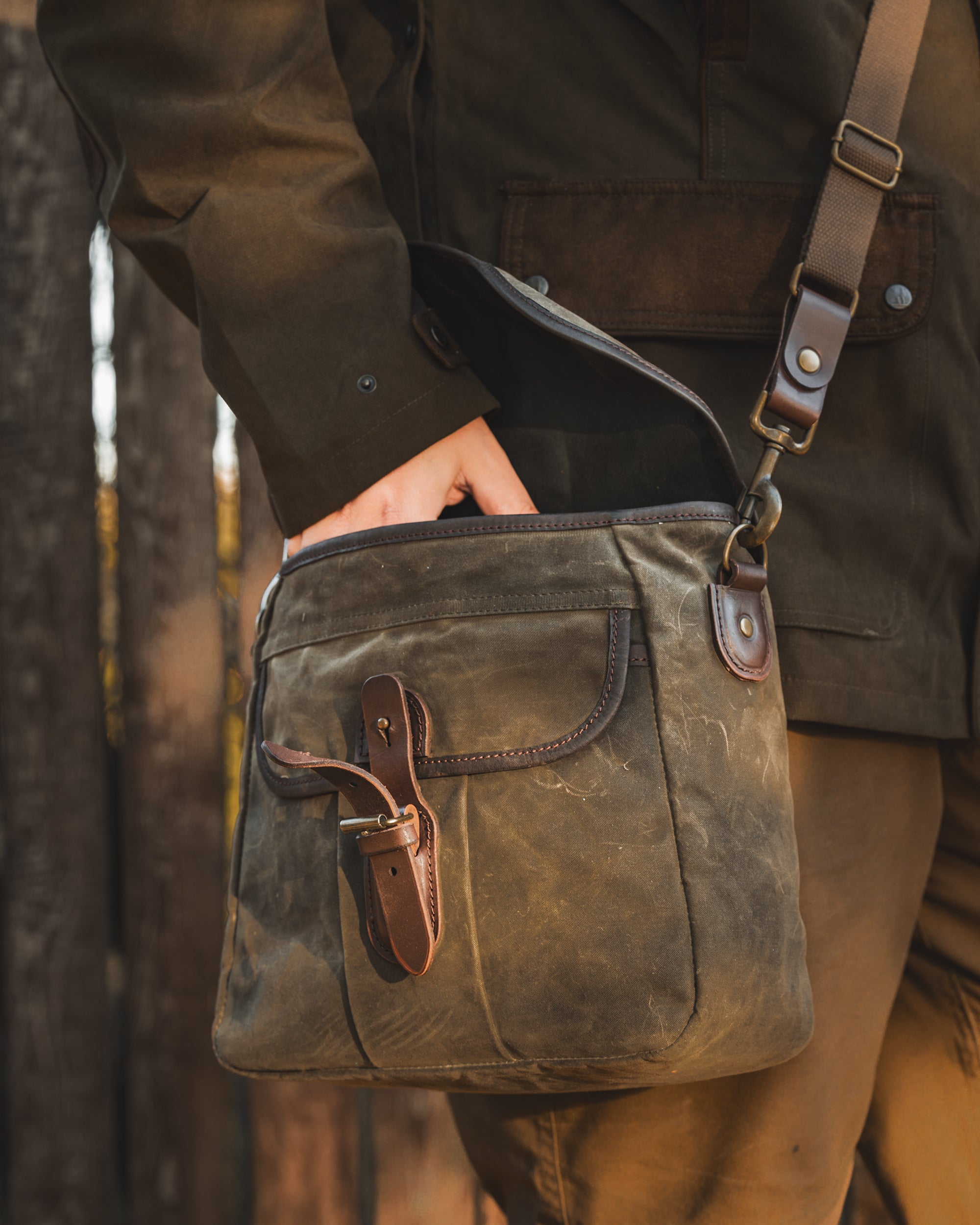 Waxed Canvas Field Bag in Khaki Green